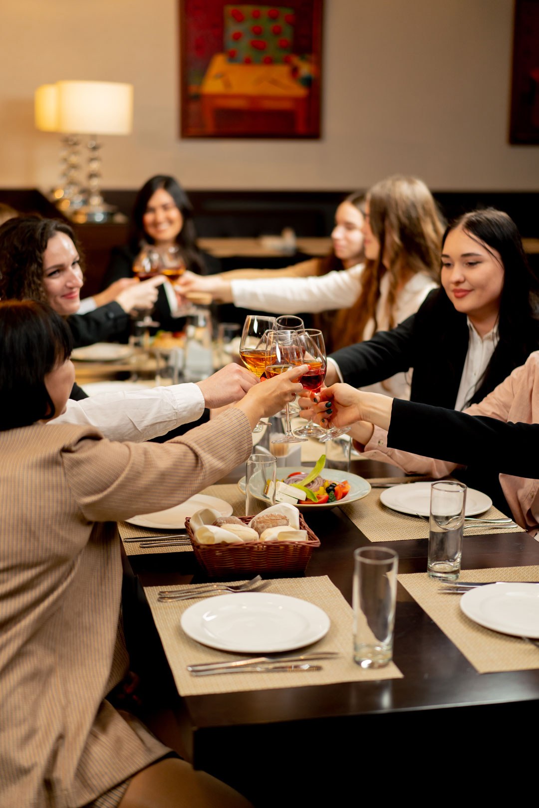 Étudiants trinquant lors d'un dîner convivial à la Résidence Beaumont, logement étudiant à Rouen