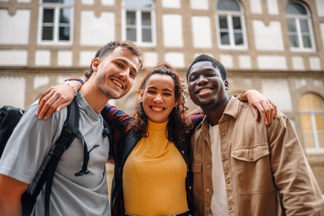 Trois étudiants complices devant la Résidence Beaumont, logement étudiant à Rouen