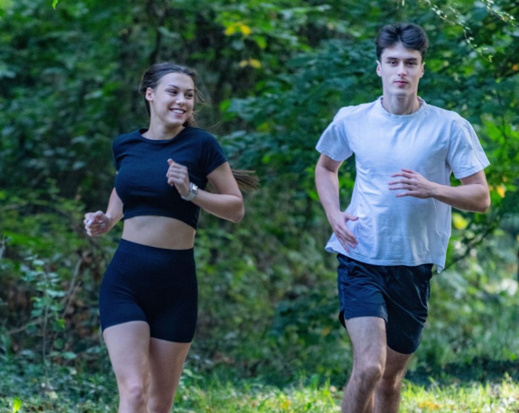 Deux étudiants faisant leur jogging en extérieur, à proximité d'un logement étudiant à Rouen
