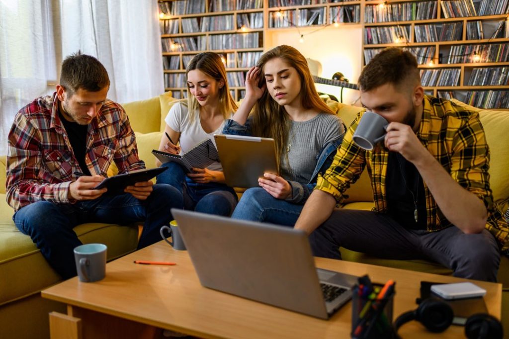 Étudiants en révisions sur le canapé d'un logement étudiant à Rouen, Résidence Beaumont