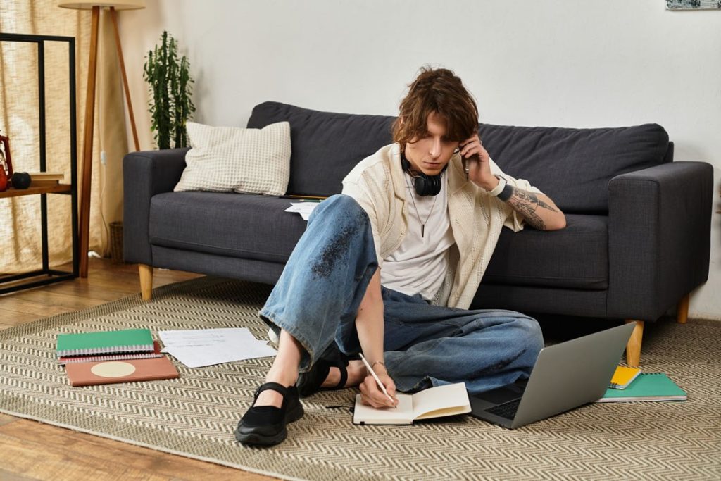 Étudiant au téléphone révisant dans son studio, logement étudiant à Rouen